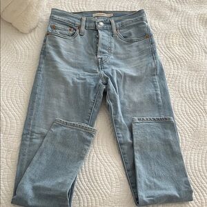Levi women’s Light Blue skinny Jeans